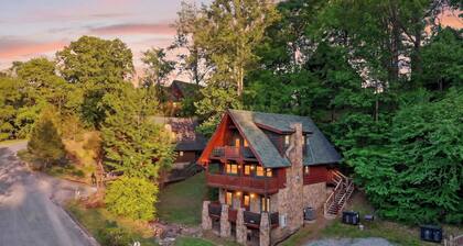 Smoky Mountain Playhouse by Avantstay Hot Tub + Luxe Cabin + Games + Views Pigeon Forge Area