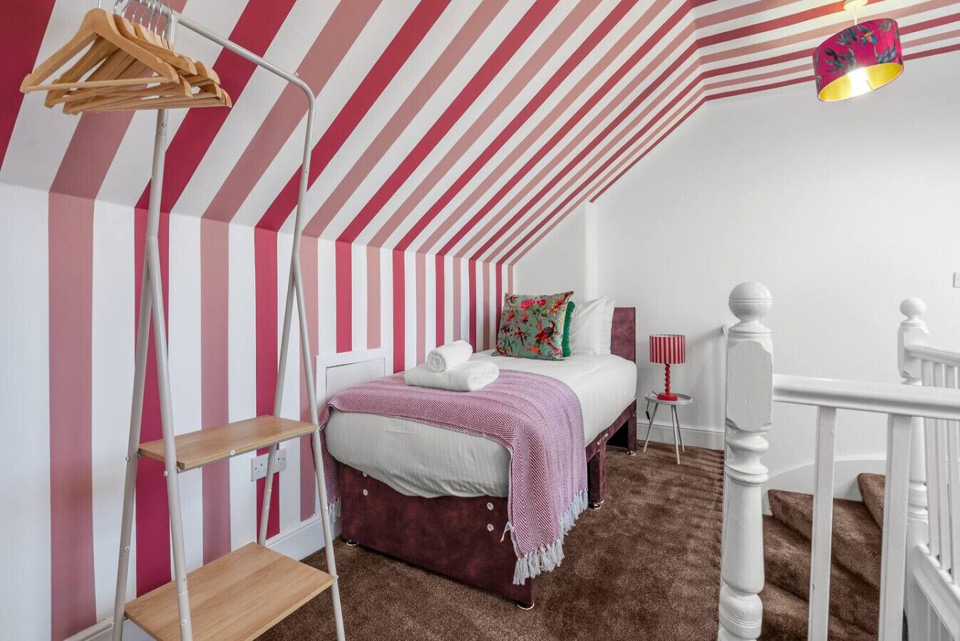 Desk, travel cot, WiFi