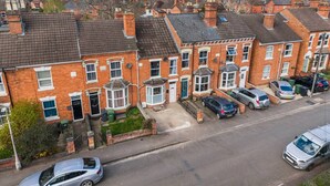 A row of terraced houses with a street in front. - Stylish 3BR Victorian House | Garden, BBQ, Parking (Worcestershire)