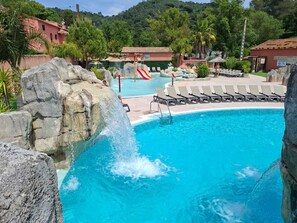 Una piscina techada, una piscina al aire libre
