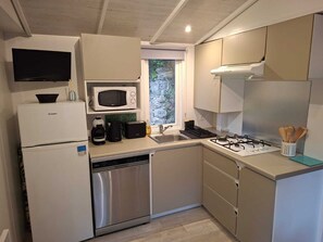 Fridge, microwave, stovetop, dishwasher - Mobil home 3 rooms 4/6 pers - linen & cleaning included - Camping 4* Pégomas (Cannes) (La Roquette-sur-Siagne)