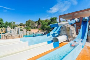 Una piscina techada, una piscina al aire libre