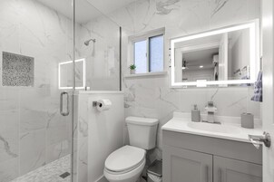 Artículos de tocador gratuitos, jabón, shampoo, papel higiénico