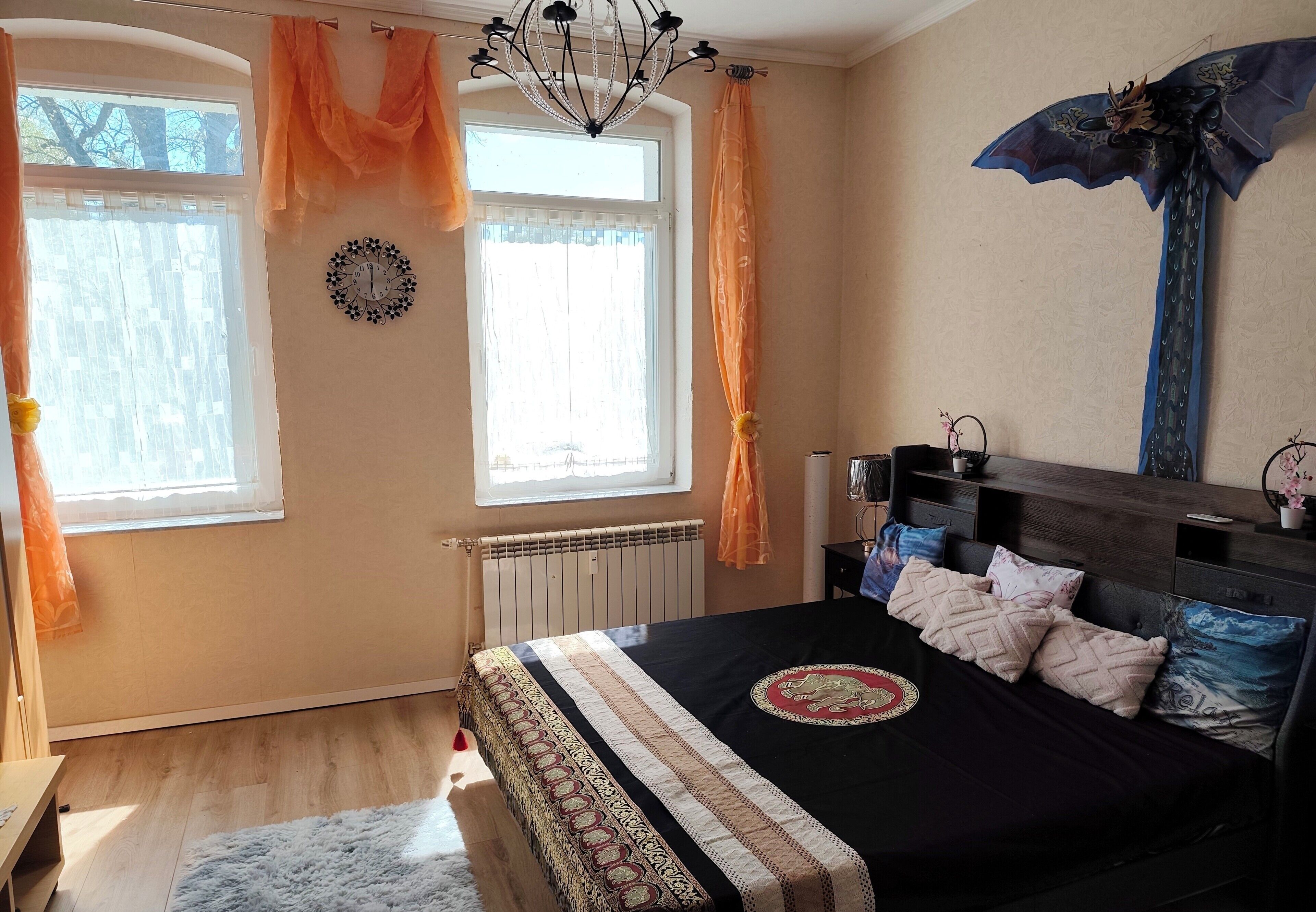 2 bedrooms, desk, WiFi, bed sheets