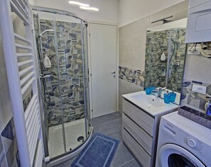Dusche, Haartrockner, Bidet, Handtücher