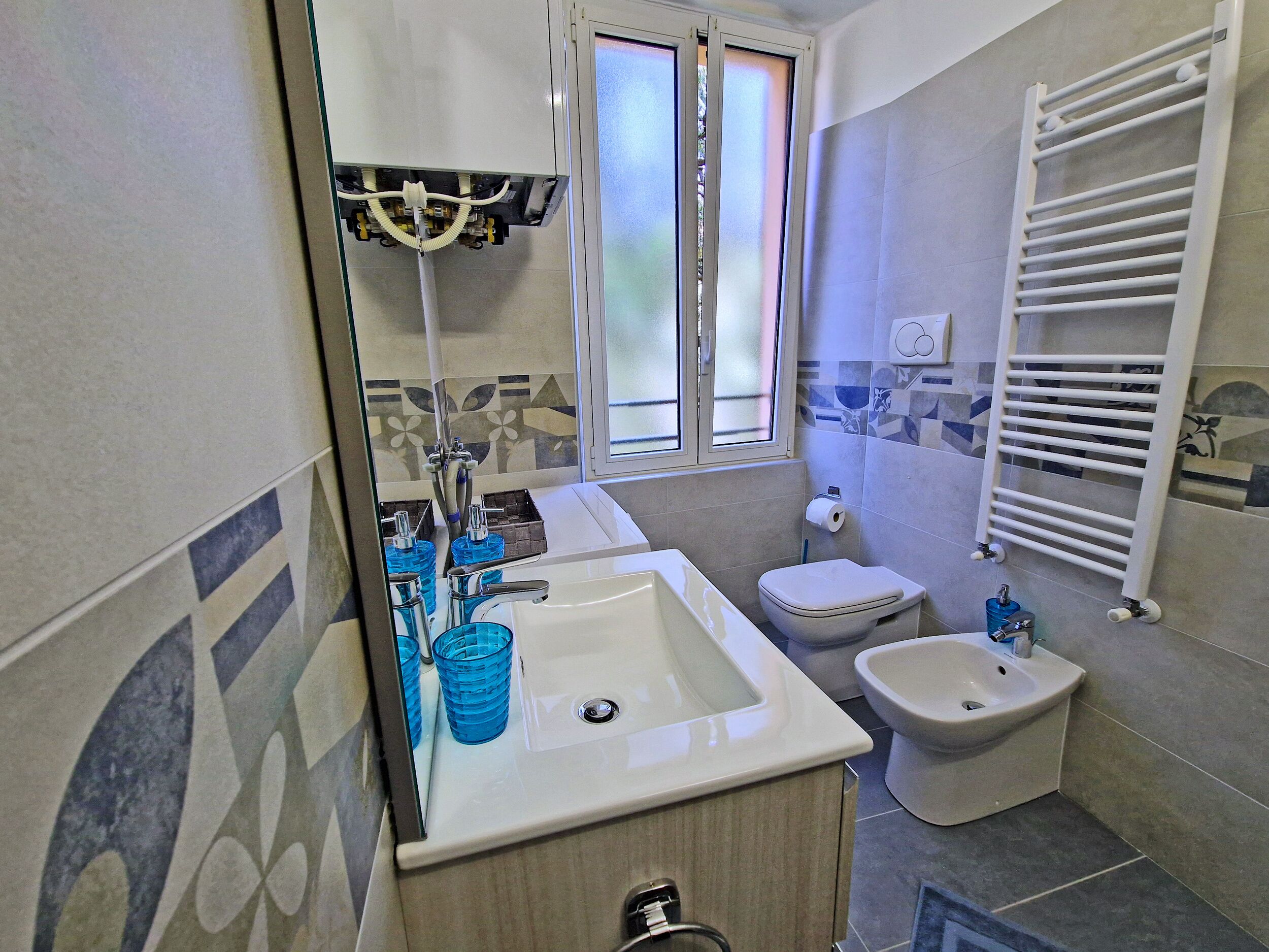Dusche, Haartrockner, Bidet, Handtücher