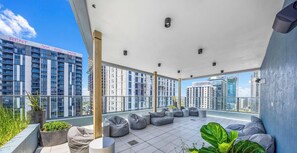 Terrace/patio - 501 First - Brand-New Luxury Studio & Rooftop Pool (Miami)