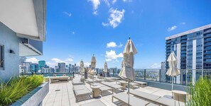 Outdoor dining - 501 First - Brand-New Luxury Studio & Rooftop Pool (Miami)