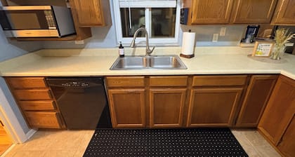 3-bedroom house in amazing Gainesville with cool AC close to EVERYTHING