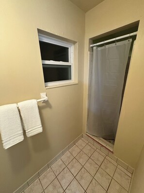 Douche, bidet, serviettes fournies, savon
