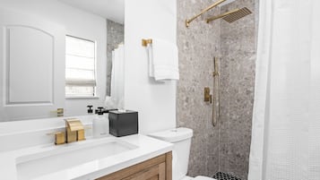 Een douche, een haardroger, handdoeken, zeep