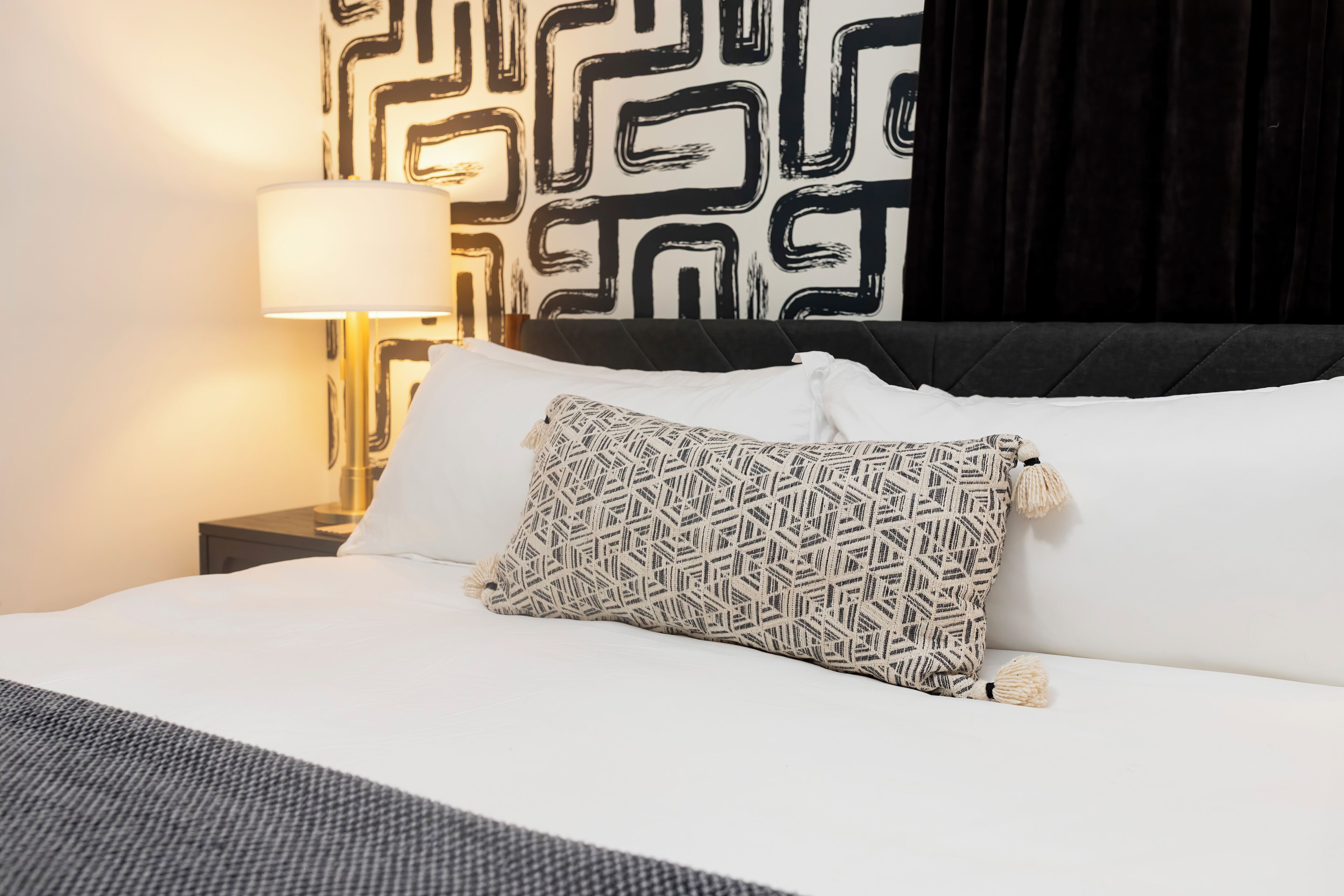 Tabla de planchar con plancha, wifi gratis y ropa de cama 