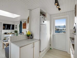 Fridge, cookware/dishes/utensils - "Joosua" - 975m from the sea by Interhome (Løkken)