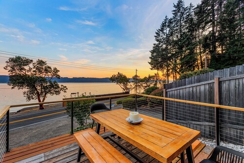 Waterfront Estate on Hood Canal: 2 Houses, Speakeasy, 2 Hot Tubs & Private Beach