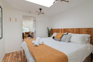 Travel crib, free WiFi, bed sheets