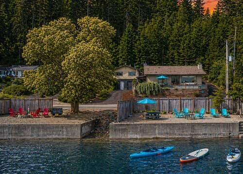 Waterfront Estate on Hood Canal: 2 Houses, Speakeasy, 2 Hot Tubs & Private Beach