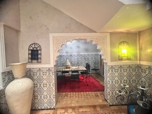 المنشأة من الداخل