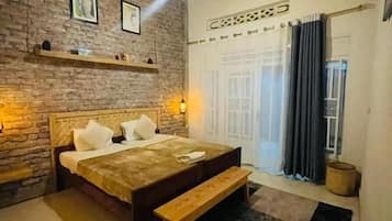 Standard Twin Room, Balcony, Courtyard View | Iron/ironing board, free WiFi