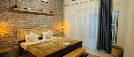 Standard Twin Room, Balcony, Courtyard View | Iron/ironing board, free WiFi