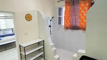 Standard Double Room, Balcony, Courtyard View | Bathroom