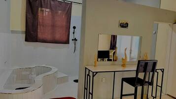 Deluxe Double or Twin Room, 1 Bedroom, Balcony, Courtyard View | Interior
