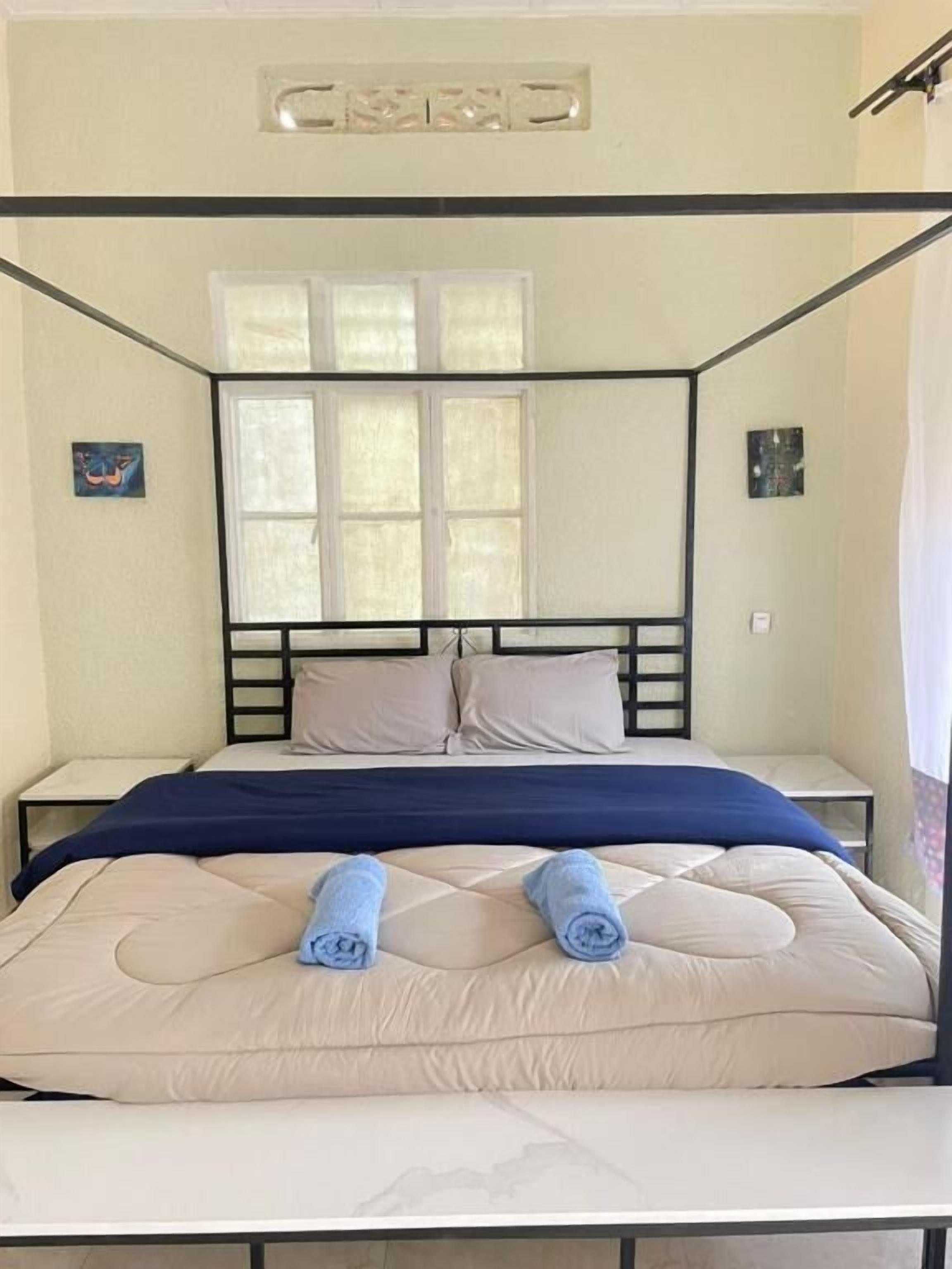 Standard-Doppelzimmer, Balkon, Blick auf den Innenhof | Bügeleisen/Bügelbrett, kostenloses WLAN
