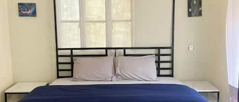 Chambre Standard double, balcon, vue sur la cour intérieure | Fer et planche à repasser, accÚs au Wi-Fi (inclus)