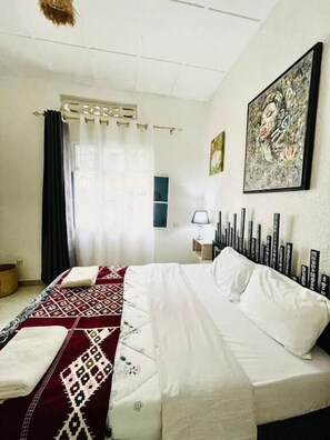 Familien-Dreibettzimmer, Balkon, Blick auf den Innenhof | Bügeleisen/Bügelbrett, kostenloses WLAN