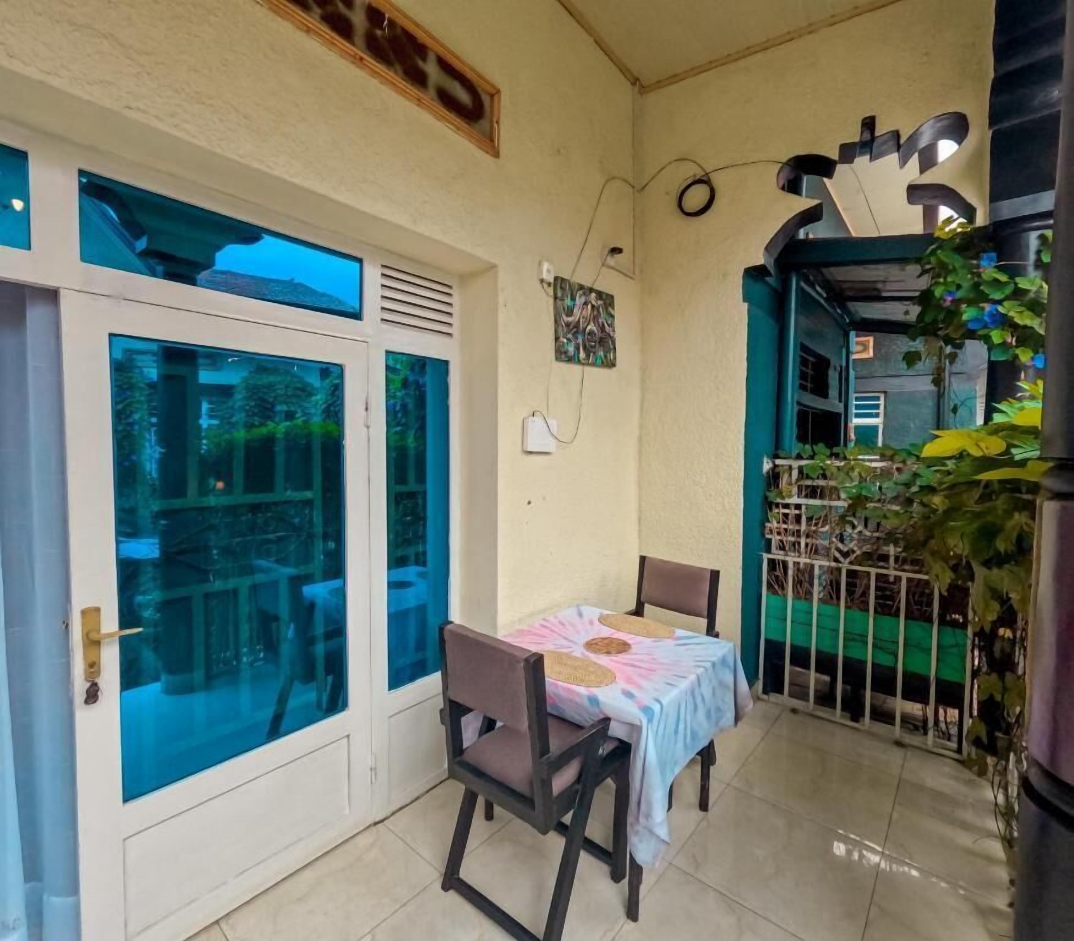 Standard-Zweibettzimmer, Balkon, Blick auf den Innenhof | Speisen im Freien