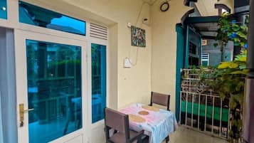 Standard Twin Room, Balcony, Courtyard View | Outdoor dining