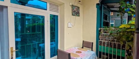 Habitación estándar con 2 camas individuales, balcón, vista al patio | Restaurante al aire libre
