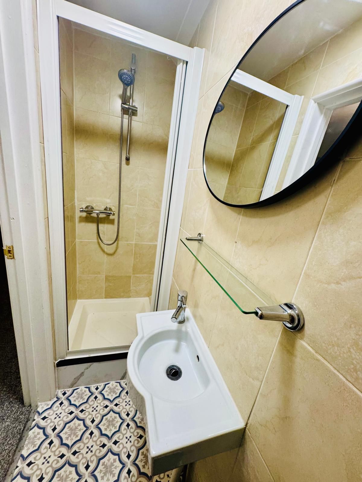 Deluxe driepersoonskamer | Badkamer | Gratis toiletartikelen, een haardroger, handdoeken, zeep
