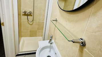 Deluxe driepersoonskamer | Badkamer | Gratis toiletartikelen, een haardroger, handdoeken, zeep