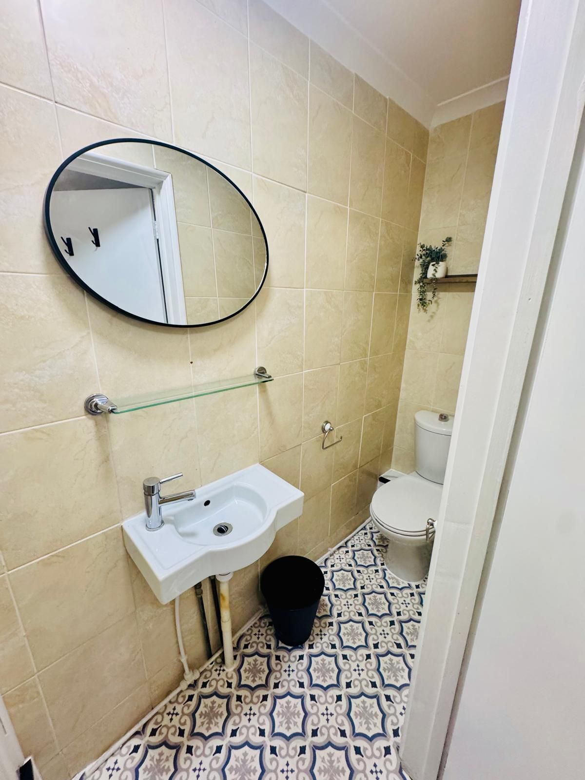 Chambre Deluxe avec lits jumeaux | Salle de bain | Articles de toilette gratuits, sèche-cheveux, serviettes fournies, savon