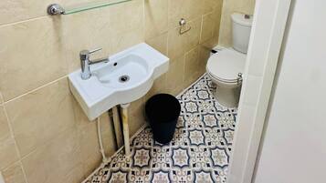 Chambre Deluxe avec lits jumeaux | Salle de bain | Articles de toilette gratuits, sèche-cheveux, serviettes fournies, savon