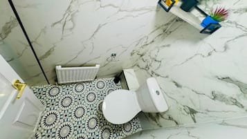 Chambre Deluxe avec lits jumeaux | Salle de bain | Articles de toilette (gratuits), séchoir à cheveux, serviettes fournies