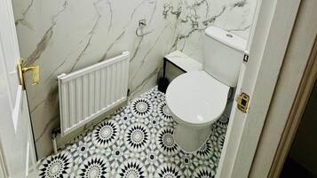 Articles de toilette (gratuits), séchoir à cheveux, serviettes fournies