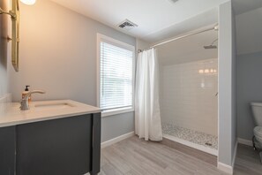 Shower, hair dryer, towels, soap - Relaxing Coastal Escape Minutes to Beach (North Kingstown)