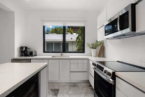 Fridge, microwave, oven, stovetop - Modern Villa - Private Pool & Rooftop Terrace (San Juan)