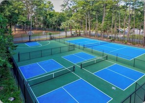 Sports court - On Island Pet Friendly Free Parking Pool Tennis (Hilton Head Island)