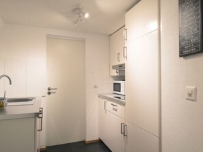 Fridge, microwave, dishwasher, cookware/dishes/utensils - LU Mercury lll - Old Town HITrental Apartment by Interhome (Lucerne)