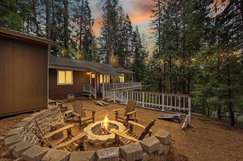 Treehouse Chalet in the Pines with Fire Pit and Forest Views