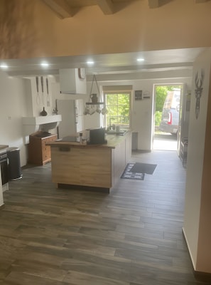 Fridge, microwave, oven, stovetop - Holiday Home 'La Maison Cocoon D’Haulmé' with Private Terrace and Wi-Fi (Haulmé)