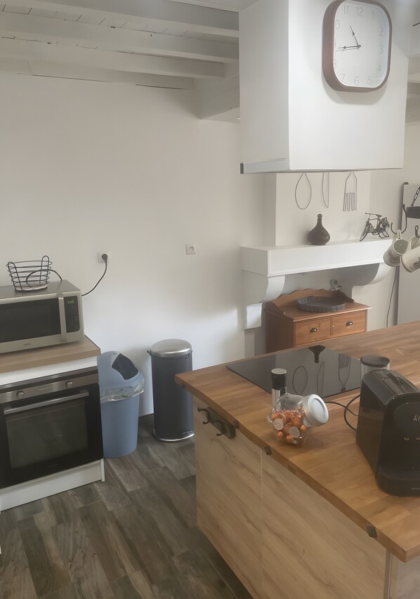 Réfrigérateur, four à micro-ondes, un four, surface de cuisson