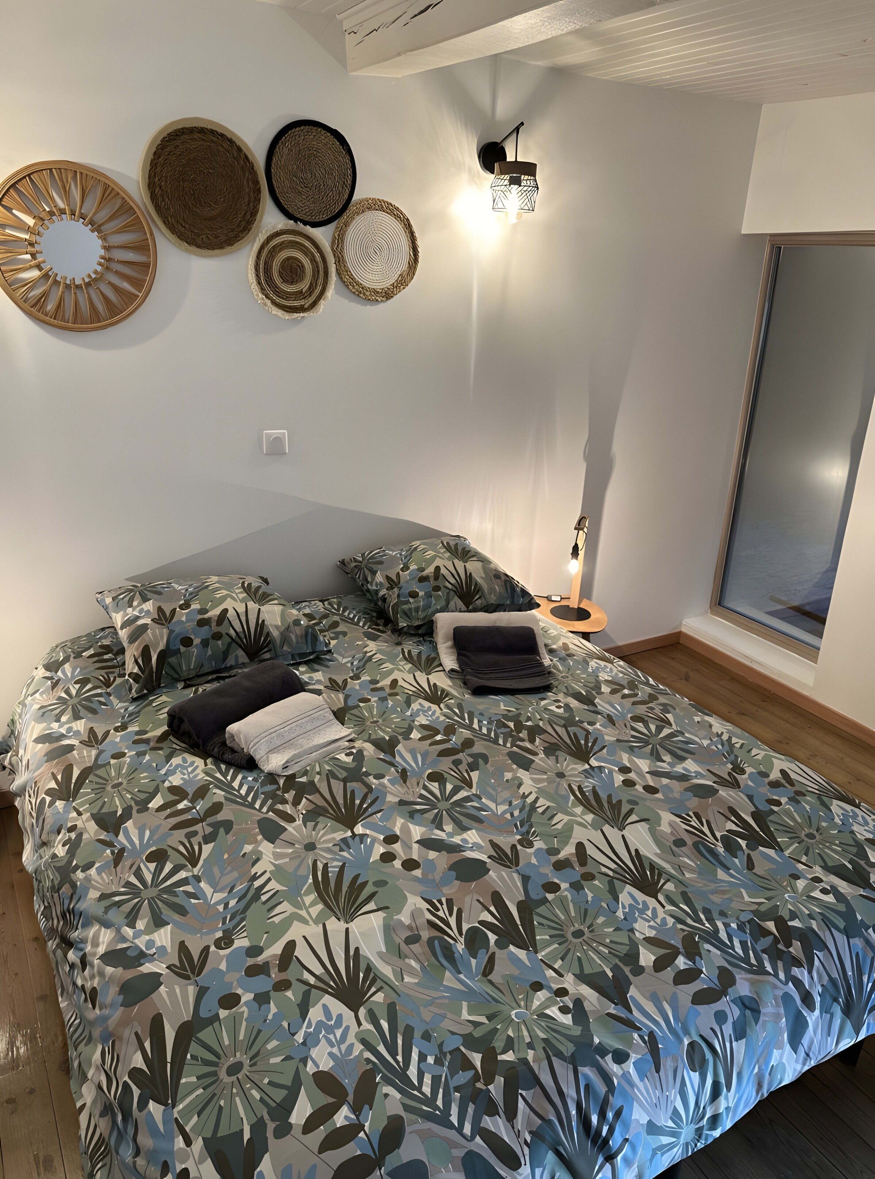 WiFi, bed sheets
