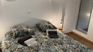 WiFi, bed sheets