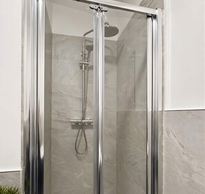 Een douche, een haardroger, handdoeken, shampoo