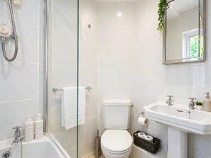 Shower, hair dryer, towels, shampoo - Modern Studio Flat York City Centre near Shambles (York)