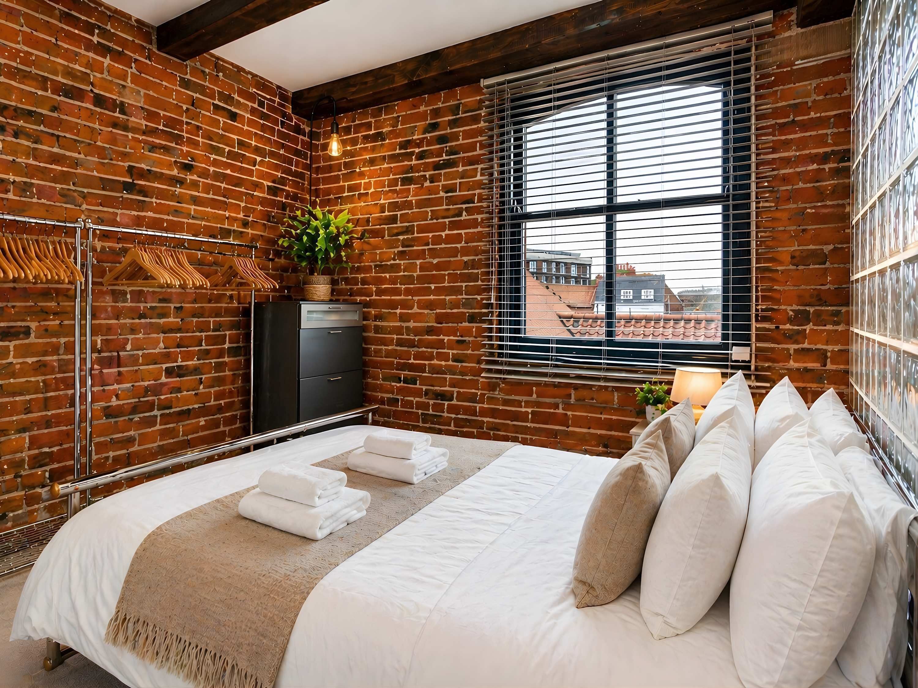 Desk, iron/ironing board, WiFi, bed sheets