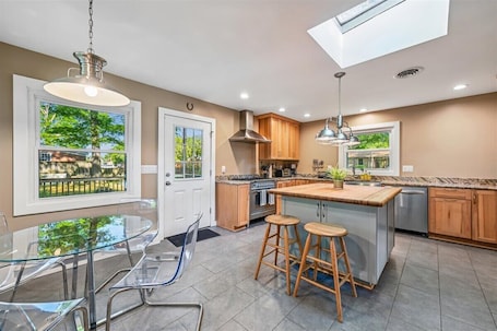 Fridge, microwave, oven, stovetop. Rose Haven Peaceful, Spacious, 3 Bedroom Retreat